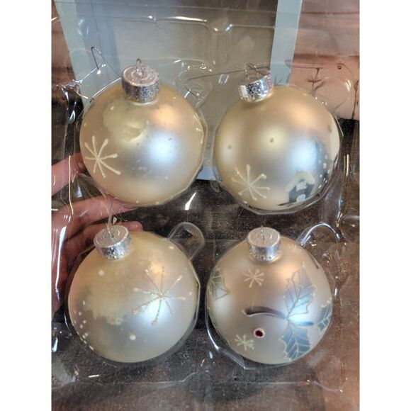 Target 2006 white ball mistletoe snowflake glass ornament set Xmas - Picture 3 of 5